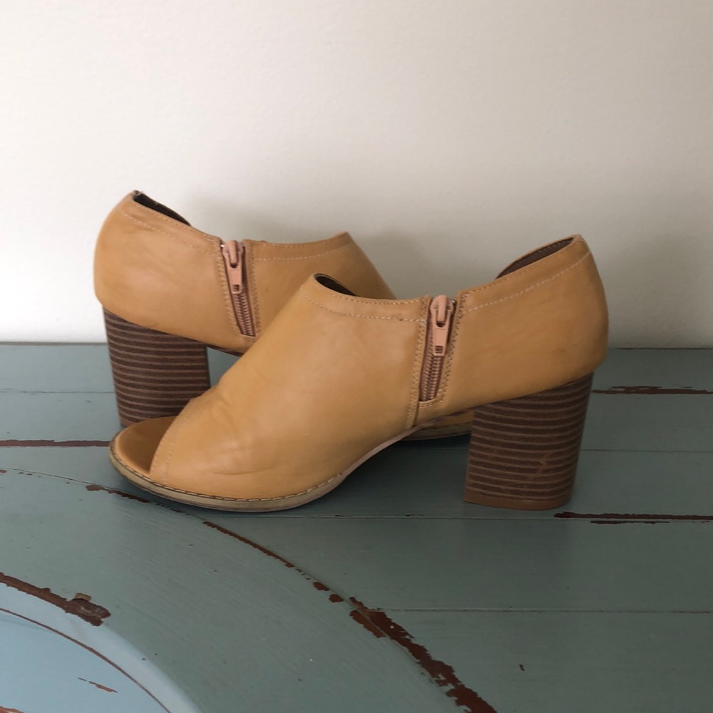SOLD♦️SOLD♦️SOLD♦️Mata brand beige 8.5 faux leather